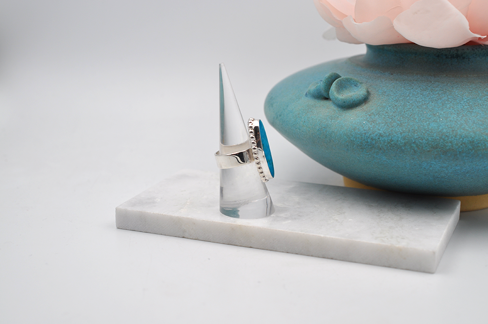 Profile view of bright blue Kingman turquoise ring showing the band style.